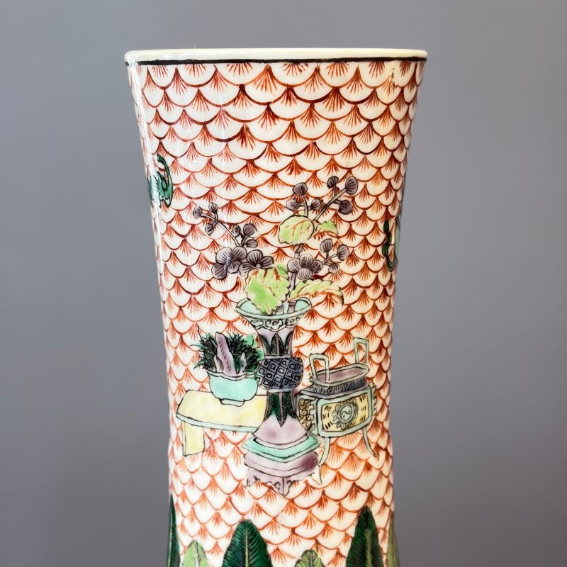 A pair of Chinese famille verte bottle vases with narrative design - 图15