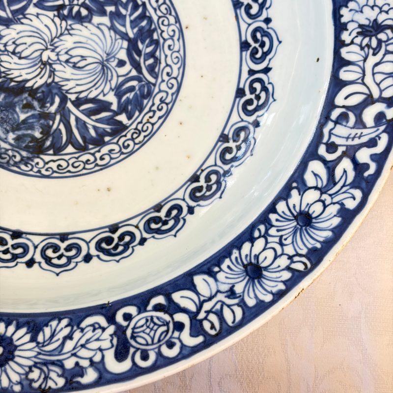 A Chinese blue and white dish with floral design - 图7