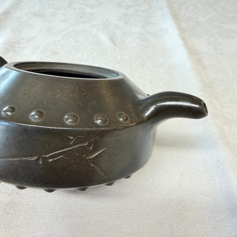 A Chinese inscribed Yixing stoneware teapot with a buffalo finial - 图11