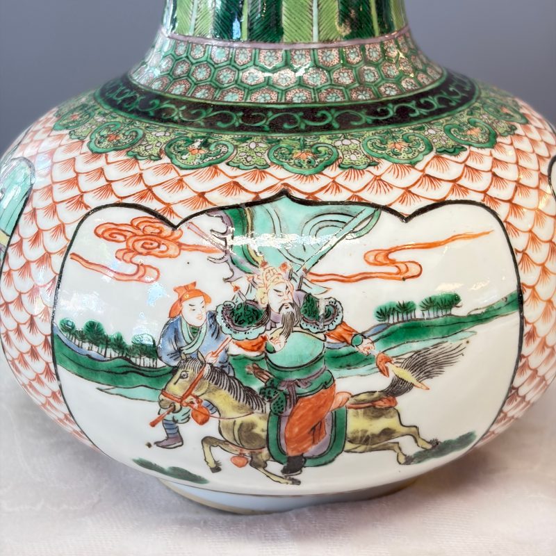 A pair of Chinese famille verte bottle vases with narrative design - 图16