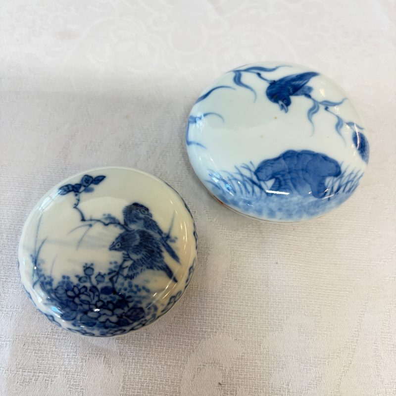 Two Chinese blue and white Wang Bu-style seal paste boxes and covers - 图9