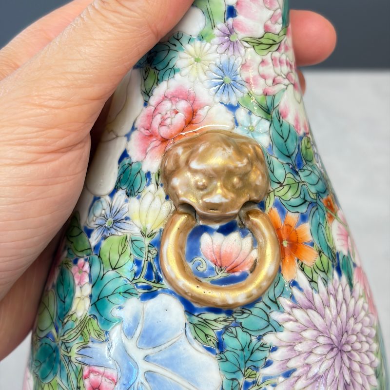 A pair of Chinese famille rose 'Millefleurs' vases with lion-head handles - 图26