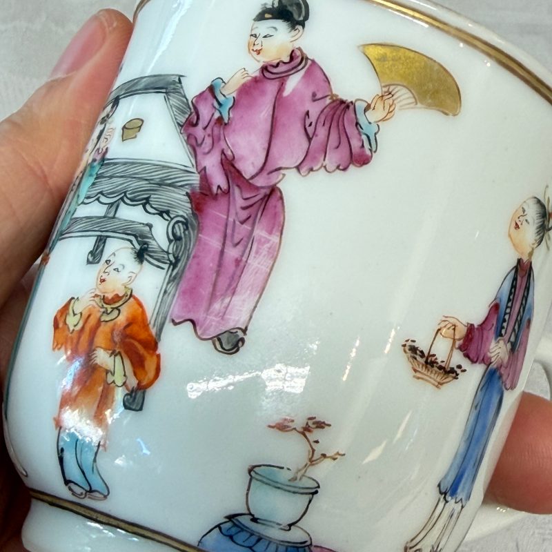 A Chinese famille rose gilt-decorated cup and saucer with figural design - 图26