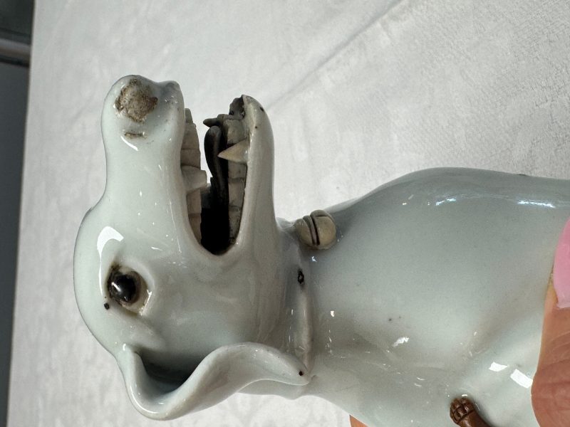 A pair of Chinese export white-glazed and biscuit models of hounds with pups - 图18
