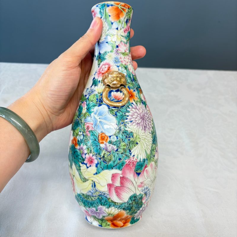 A pair of Chinese famille rose 'Millefleurs' vases with lion-head handles - 图25