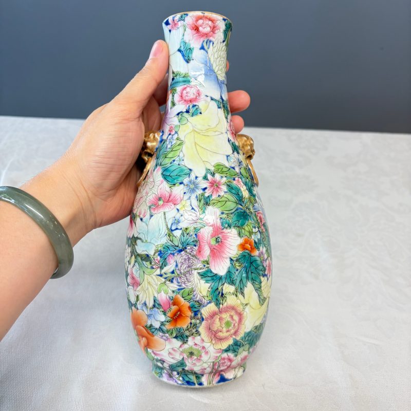 A pair of Chinese famille rose 'Millefleurs' vases with lion-head handles - 图24
