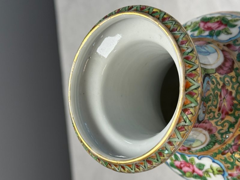 Four Chinese Canton famille rose vases and a covered bowl with figural design - 图43