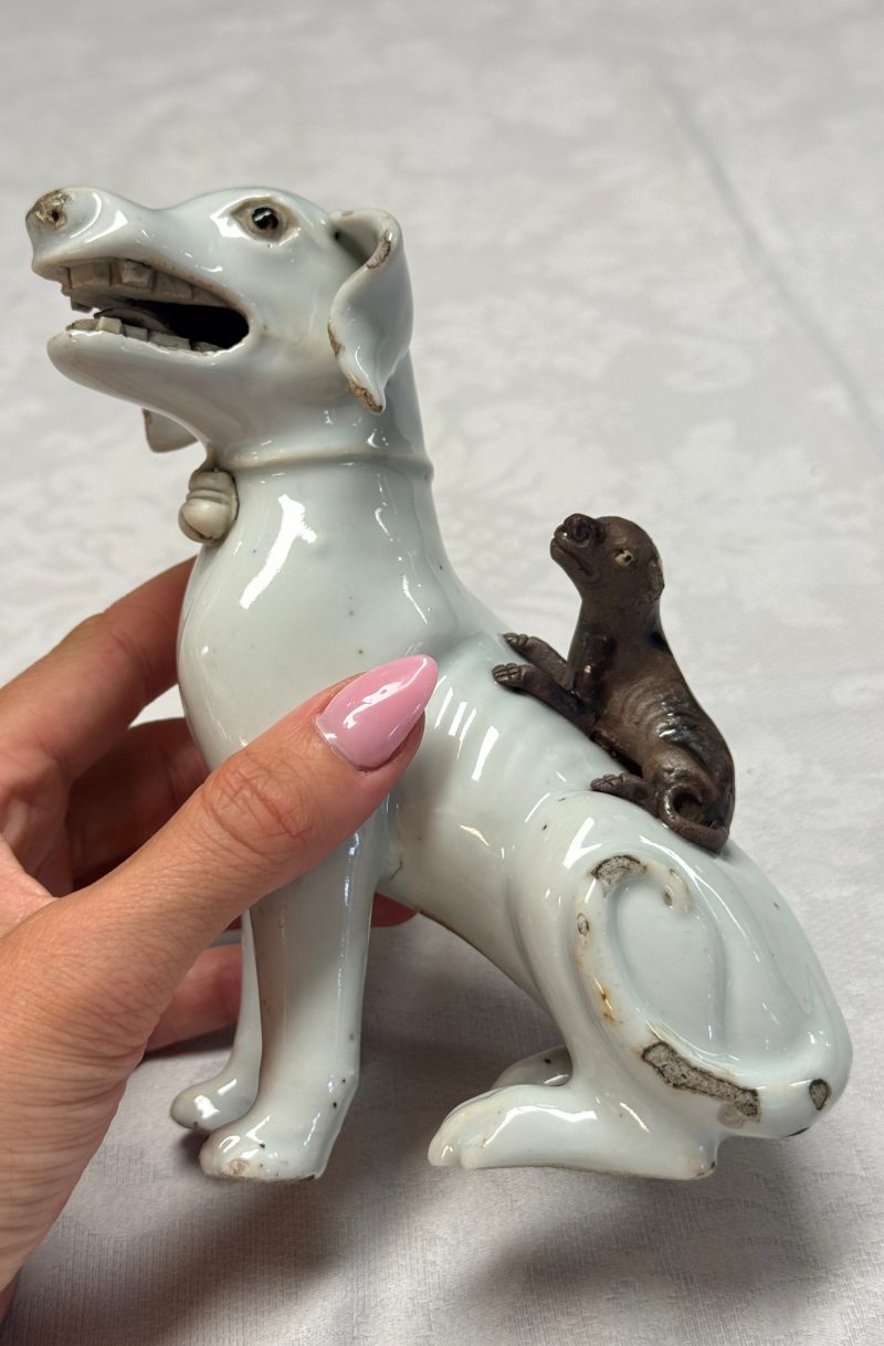 A pair of Chinese export white-glazed and biscuit models of hounds with pups - 图20