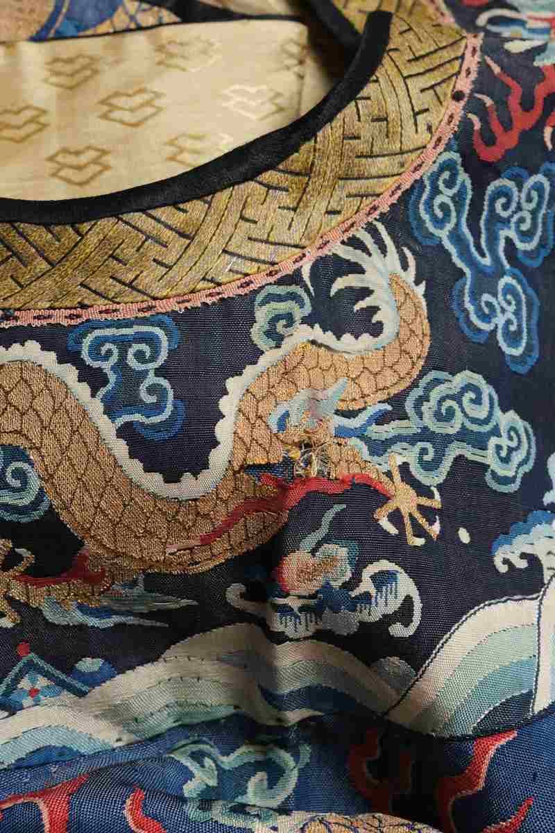 A blue-ground silk kesi dragon summer robe - 图17