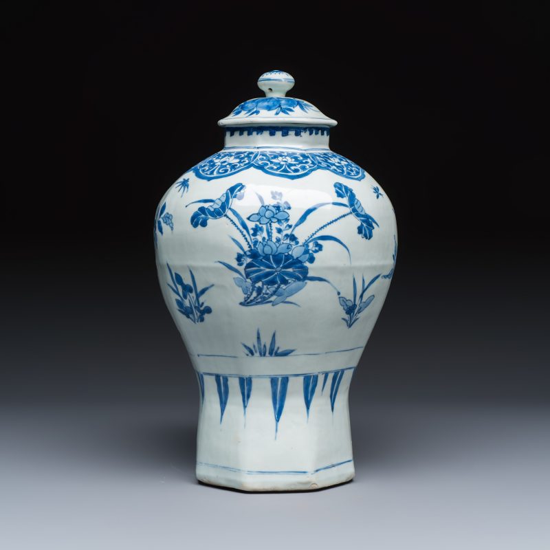 A Chinese blue and white covered vase with floral design - 图2