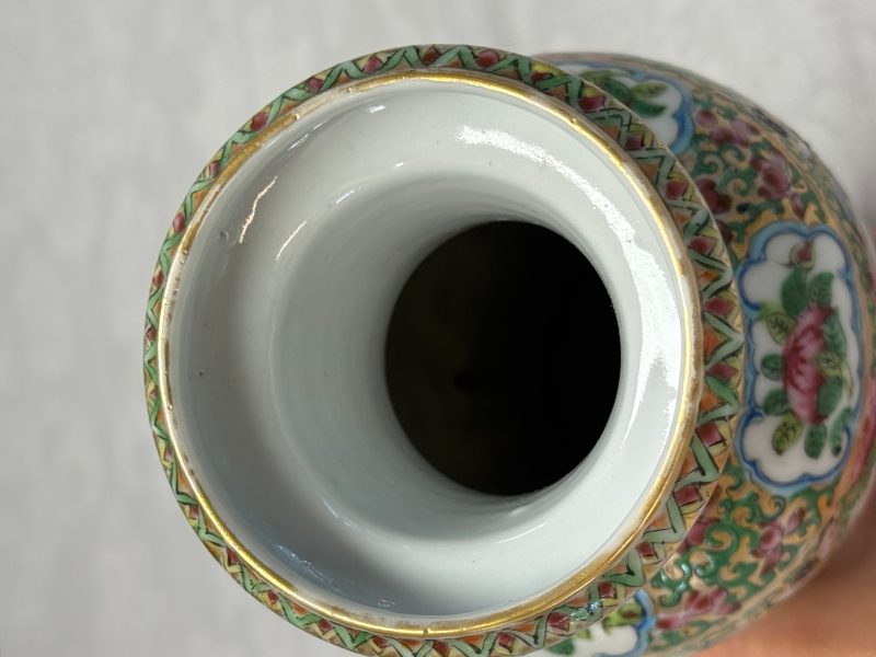 Four Chinese Canton famille rose vases and a covered bowl with figural design - 图44