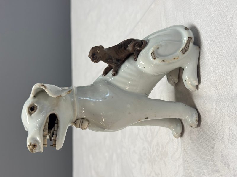 A pair of Chinese export white-glazed and biscuit models of hounds with pups - 图19