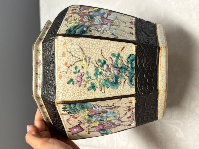 A Chinese Nanking blue and white vase and a famille rose jardinière - 图17