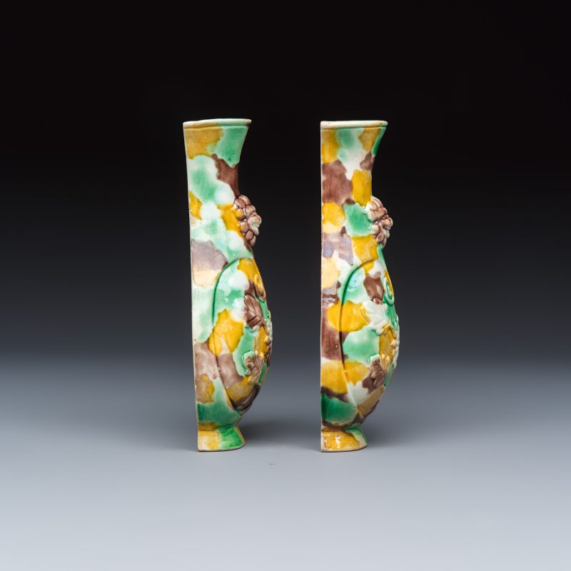 A pair of Chinese famille verte sancai biscuit wall pocket vases - 图5