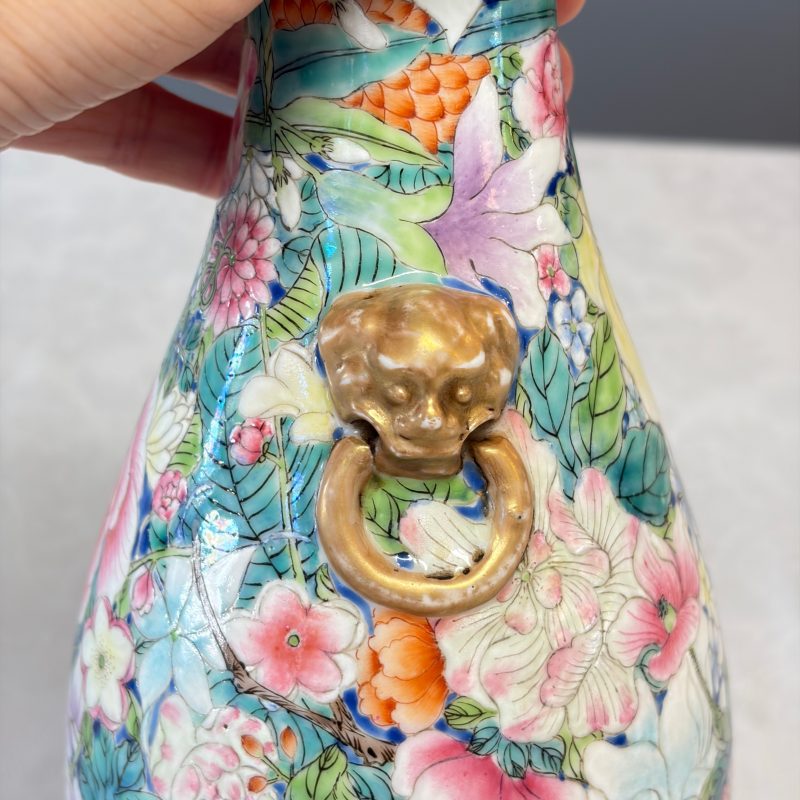 A pair of Chinese famille rose 'Millefleurs' vases with lion-head handles - 图28