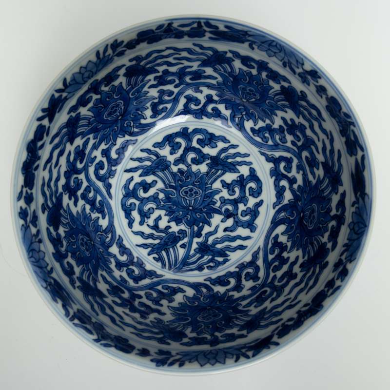 A blue and white 'lotus' bowl, Kangxi mark and of the period (1662-1722) - 图8