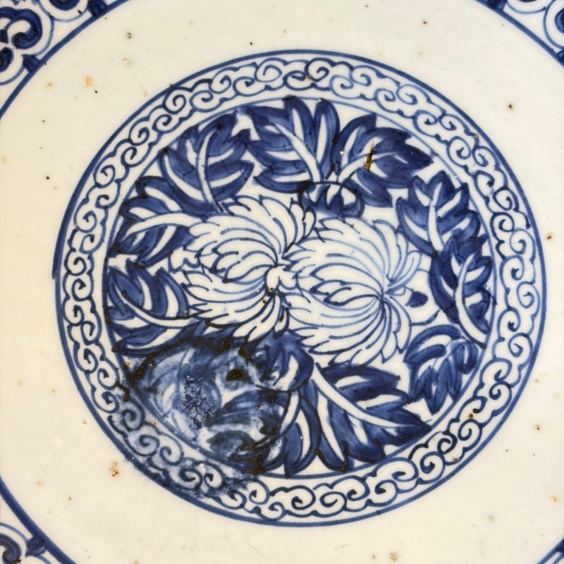 A Chinese blue and white dish with floral design - 图8