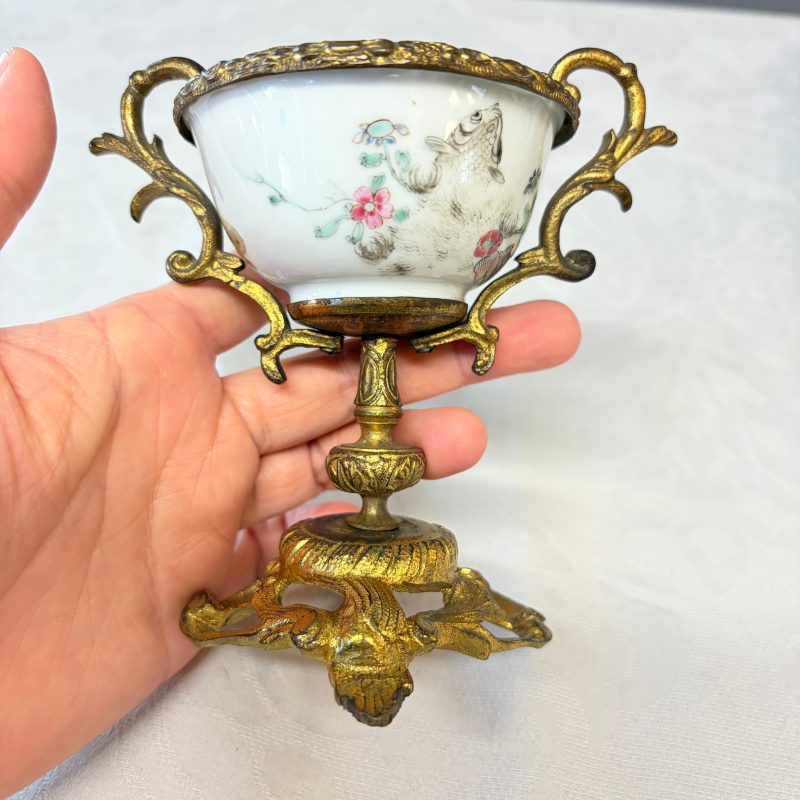 11 Chinese famille rose wares, one with gilt-bronze mounts - 图47