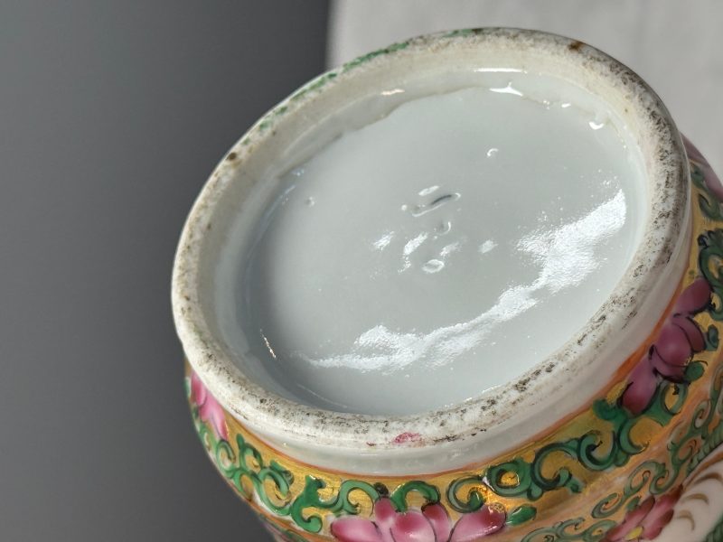 Four Chinese Canton famille rose vases and a covered bowl with figural design - 图46