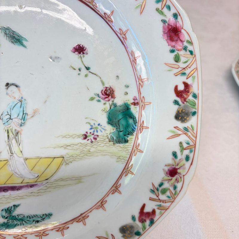 A pair of octagonal Chinese famille rose plates with a boat on a river - 图8