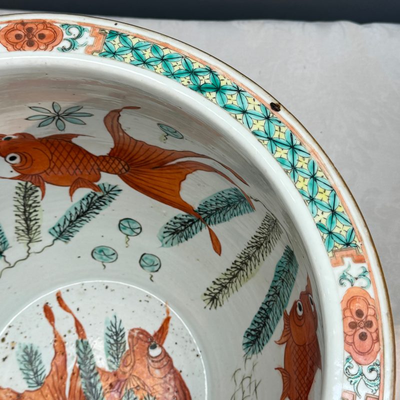 A pair of Chinese famille rose yellow-ground 'Antiquities' fish bowls with applied relief design - 图18