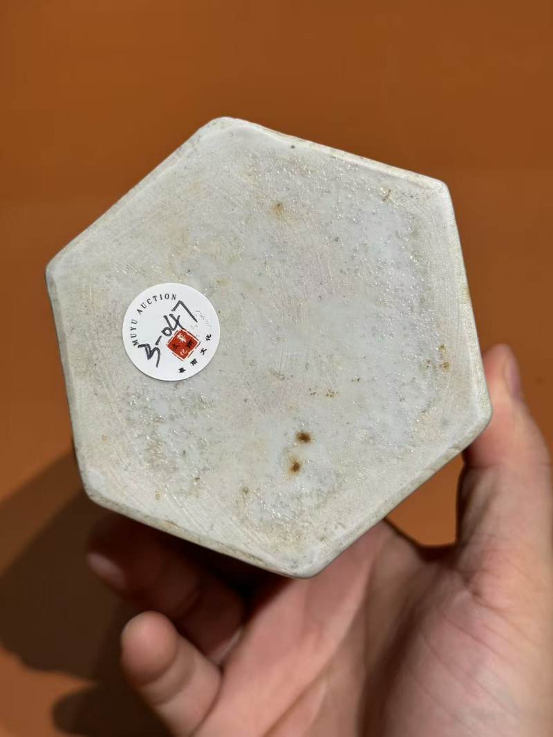 清乾隆 青花缠枝花卉纹六方茶叶罐 - 图8