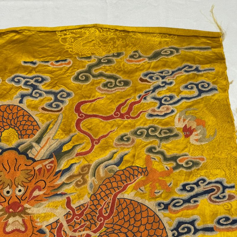 Two Chinese yellow-ground seed-stitch embroidered 'Dragon' panels - 图11