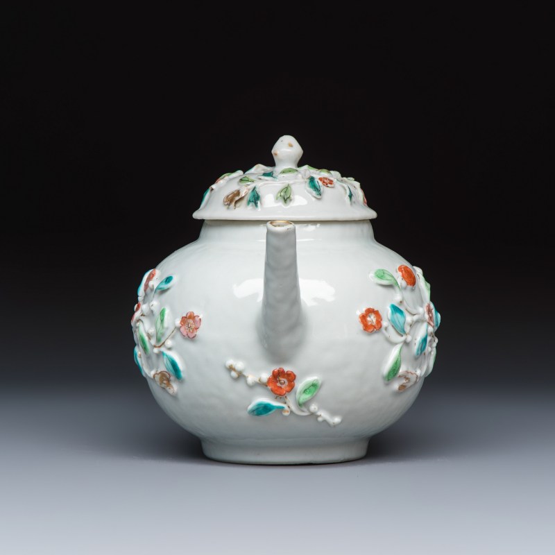 A Chinese famille rose relief-decorated teapot with floral design - 图5