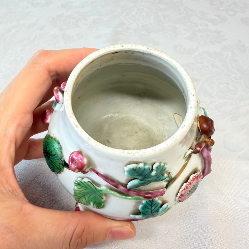 11 Chinese famille rose wares, one with gilt-bronze mounts - 图45