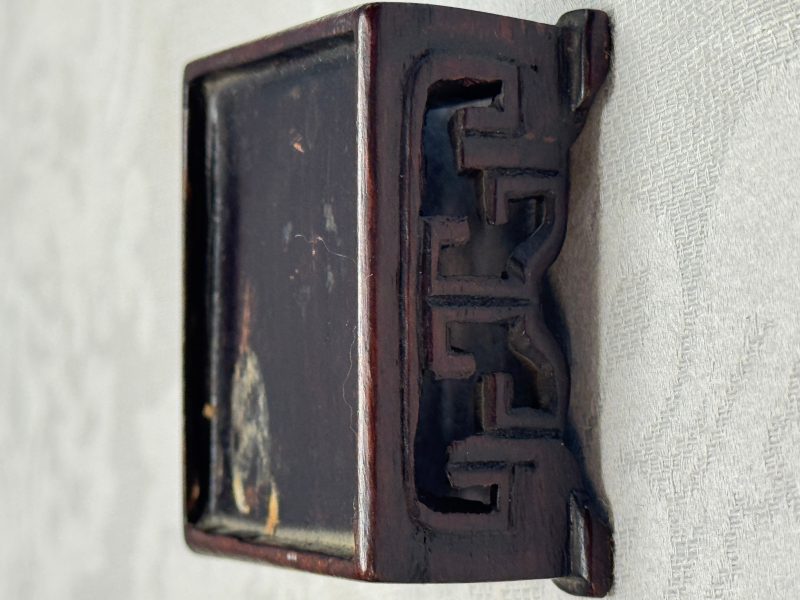 A pair of Chinese aubergine-glazed openworked square brush pots on later wooden stands - 图26