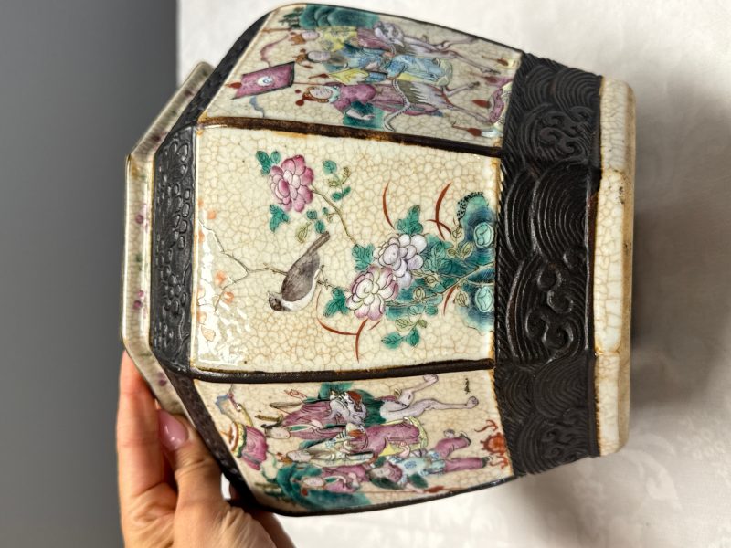 A Chinese Nanking blue and white vase and a famille rose jardinière - 图19