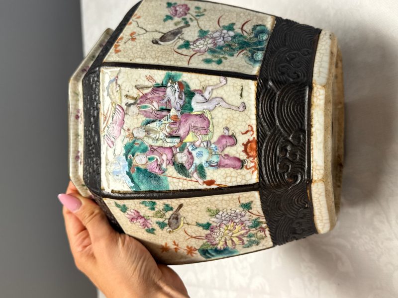 A Chinese Nanking blue and white vase and a famille rose jardinière - 图18