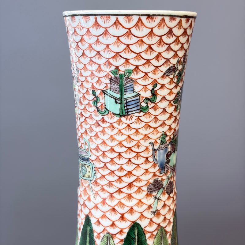 A pair of Chinese famille verte bottle vases with narrative design - 图18