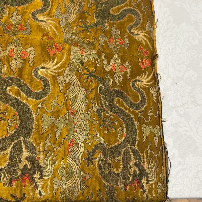 A rare Chinese peacock-feather brocade 'Dragons amid Clouds and Waves' panel - 图13