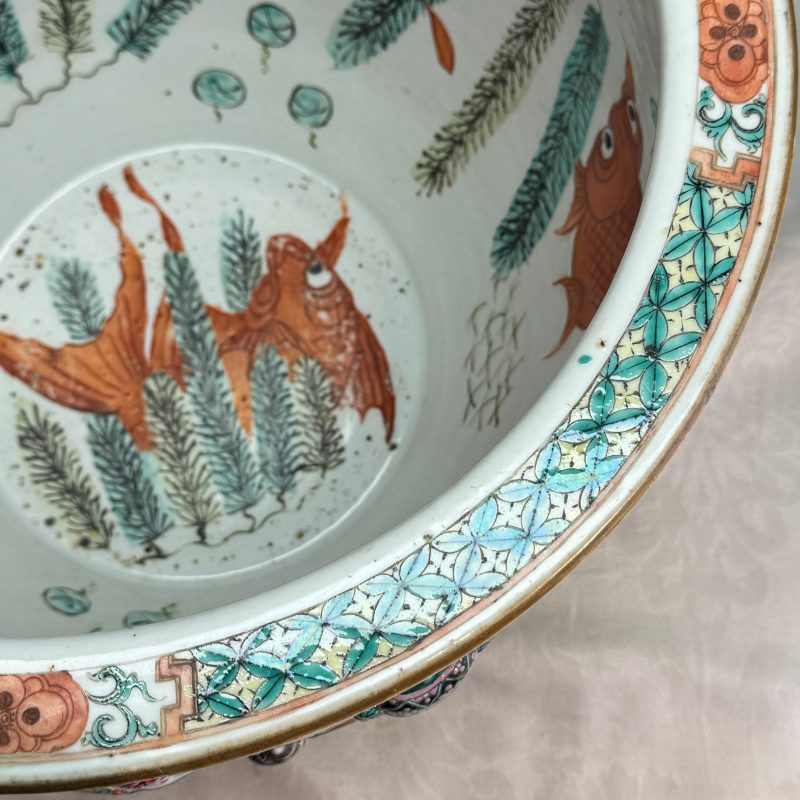 A pair of Chinese famille rose yellow-ground 'Antiquities' fish bowls with applied relief design - 图19