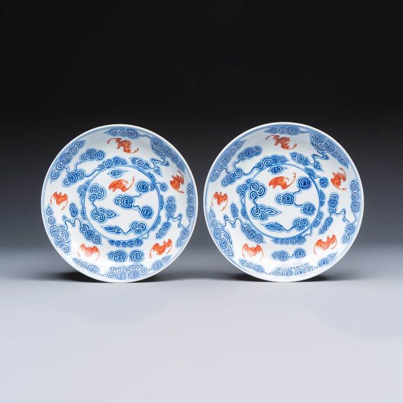 洪福齊天 | A pair of Chinese blue, white and iron-red 'Hong Fu Qi Tian 洪福齊天' plates - 图1