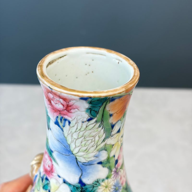 A pair of Chinese famille rose 'Millefleurs' vases with lion-head handles - 图27