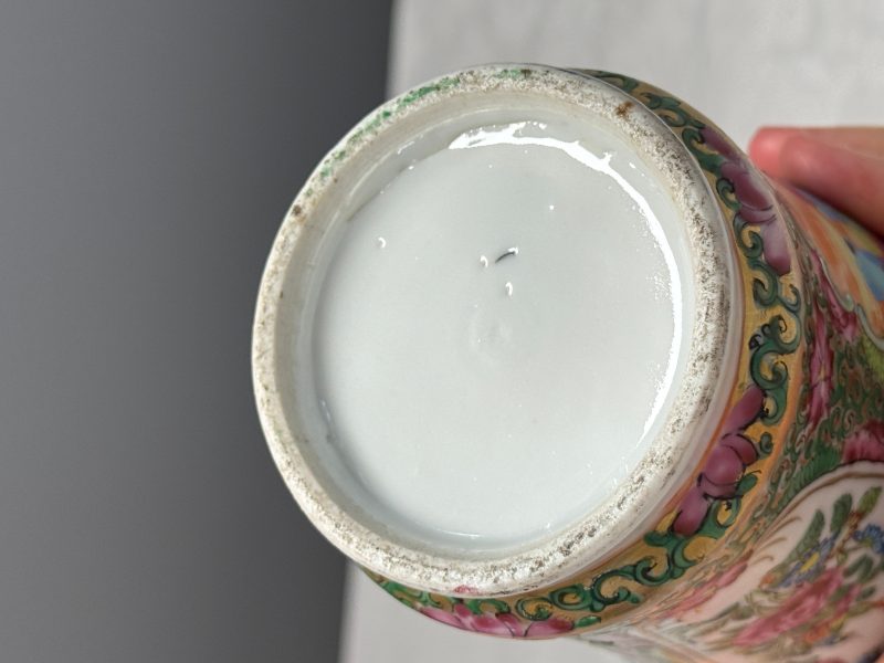 Four Chinese Canton famille rose vases and a covered bowl with figural design - 图45