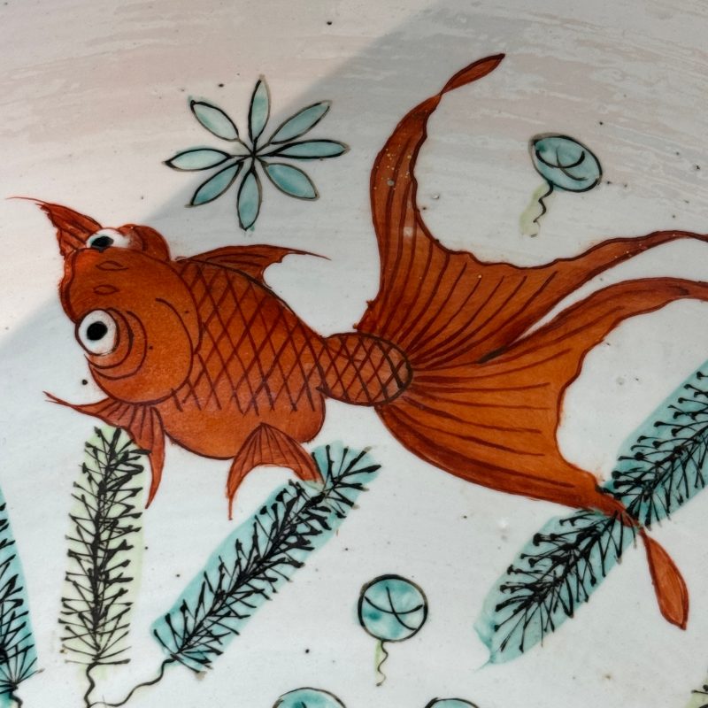 A pair of Chinese famille rose yellow-ground 'Antiquities' fish bowls with applied relief design - 图20