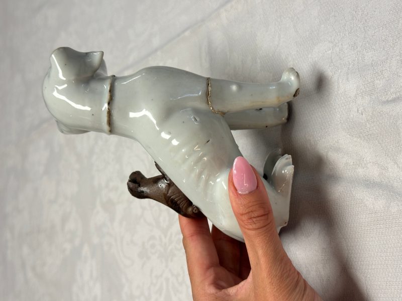 A pair of Chinese export white-glazed and biscuit models of hounds with pups - 图22