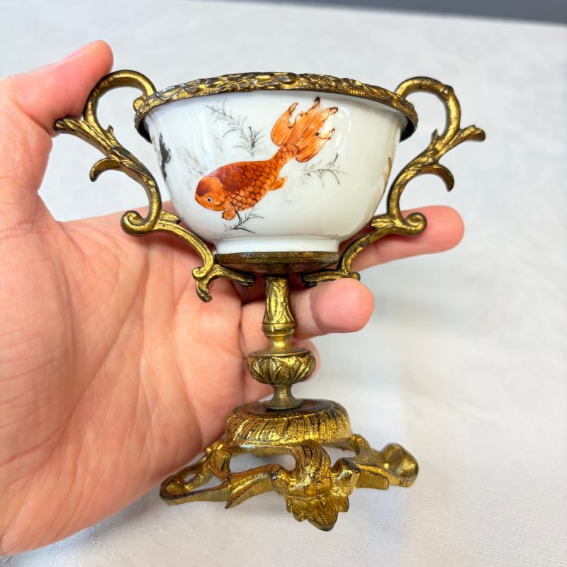 11 Chinese famille rose wares, one with gilt-bronze mounts - 图49