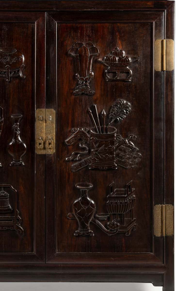 A part of a finely carved ‘Hundred Antiques’ zitan compound cabinet and panelled front doors of the hat chest - 图4