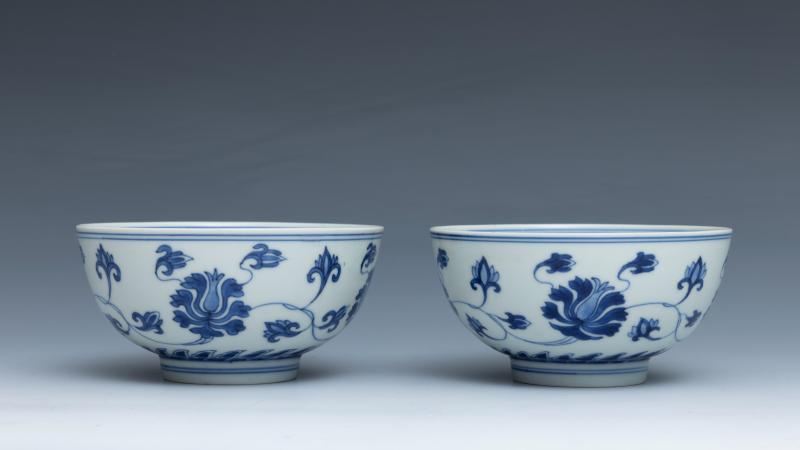 A pair of blue and white 'lotus scroll' bowls, Kangxi mark and of the period (1662-1722) - 图2
