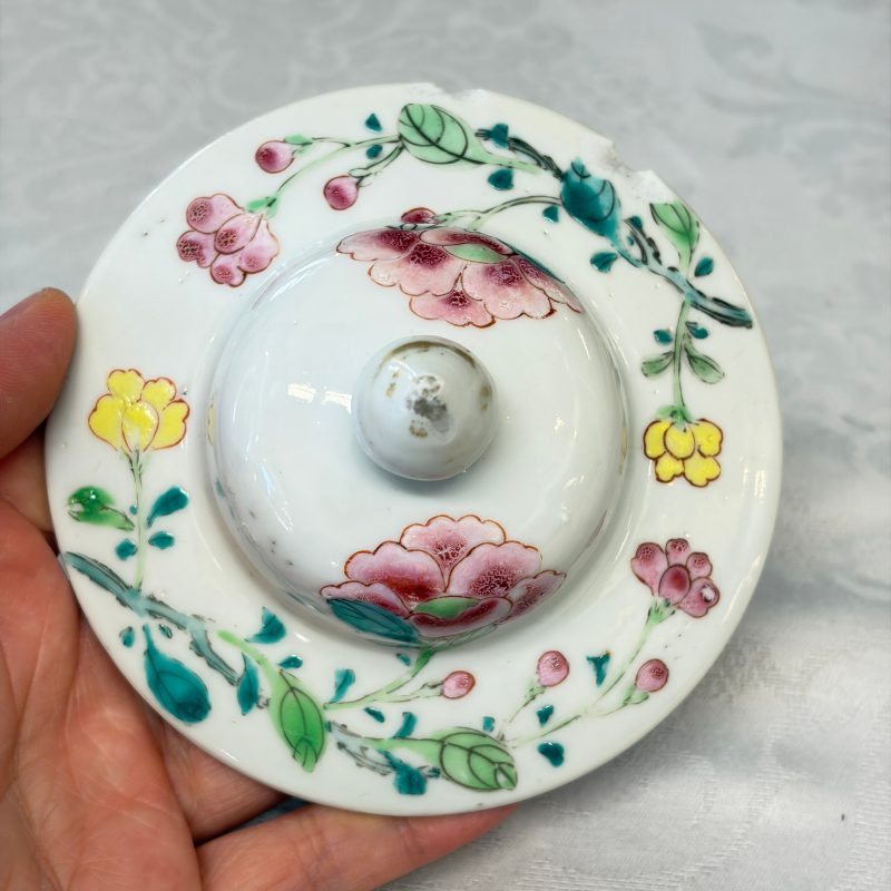 A Chinese famille rose four-piece garniture with floral design - 图24