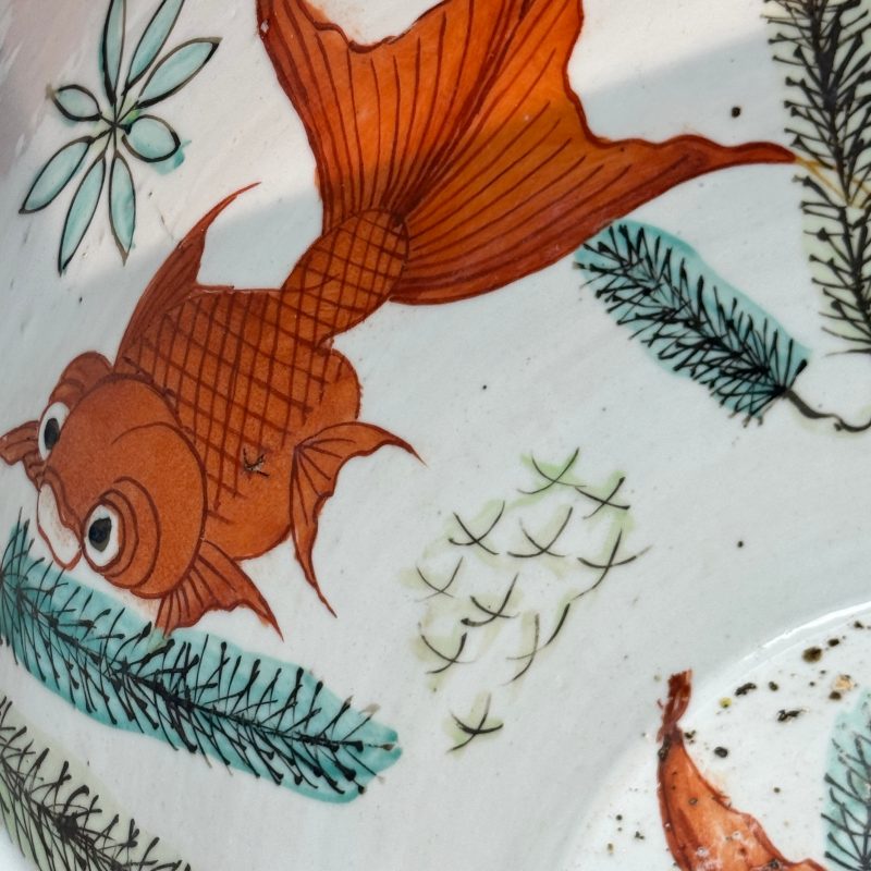 A pair of Chinese famille rose yellow-ground 'Antiquities' fish bowls with applied relief design - 图21