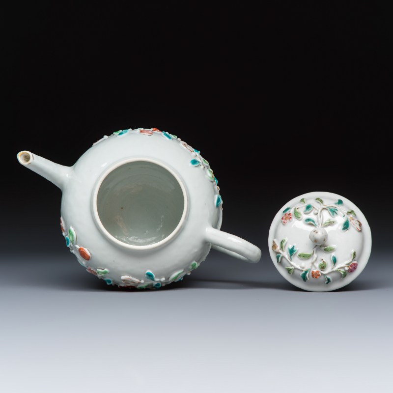 A Chinese famille rose relief-decorated teapot with floral design - 图6