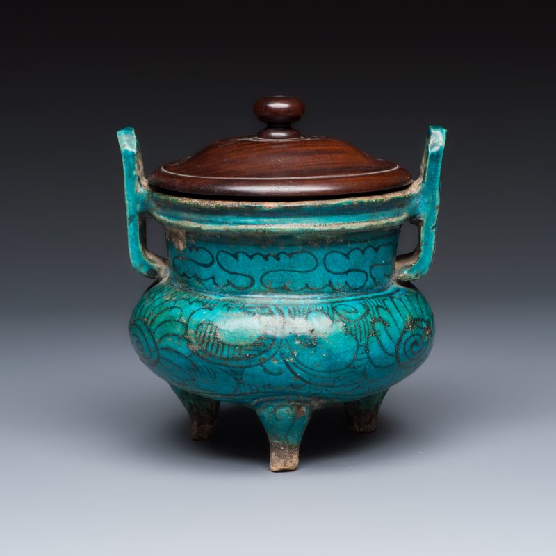A Chinese peacock-blue-glazed tripod incense burner with wooden cover - 图1