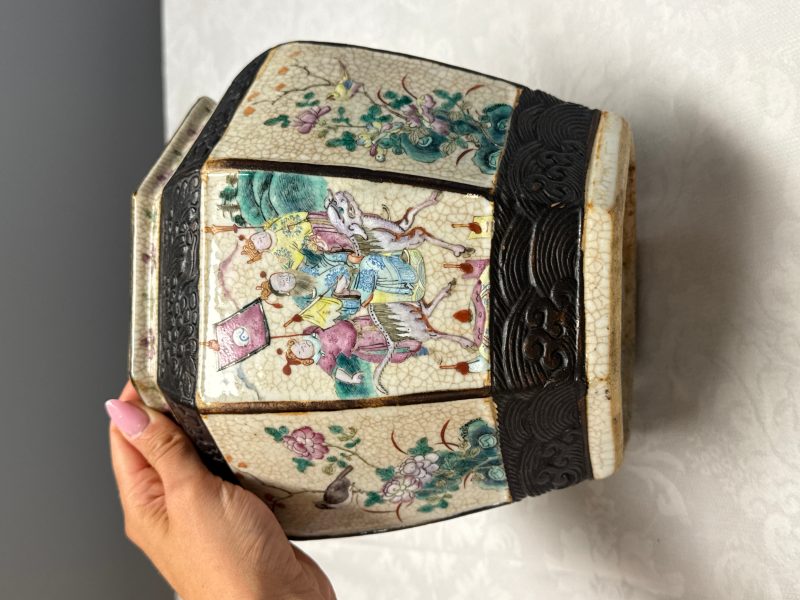 A Chinese Nanking blue and white vase and a famille rose jardinière - 图20