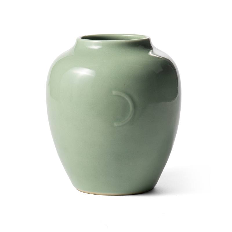 A celadon-glazed jar, Jiaqing mark and of the period (1796-1820) - 图1