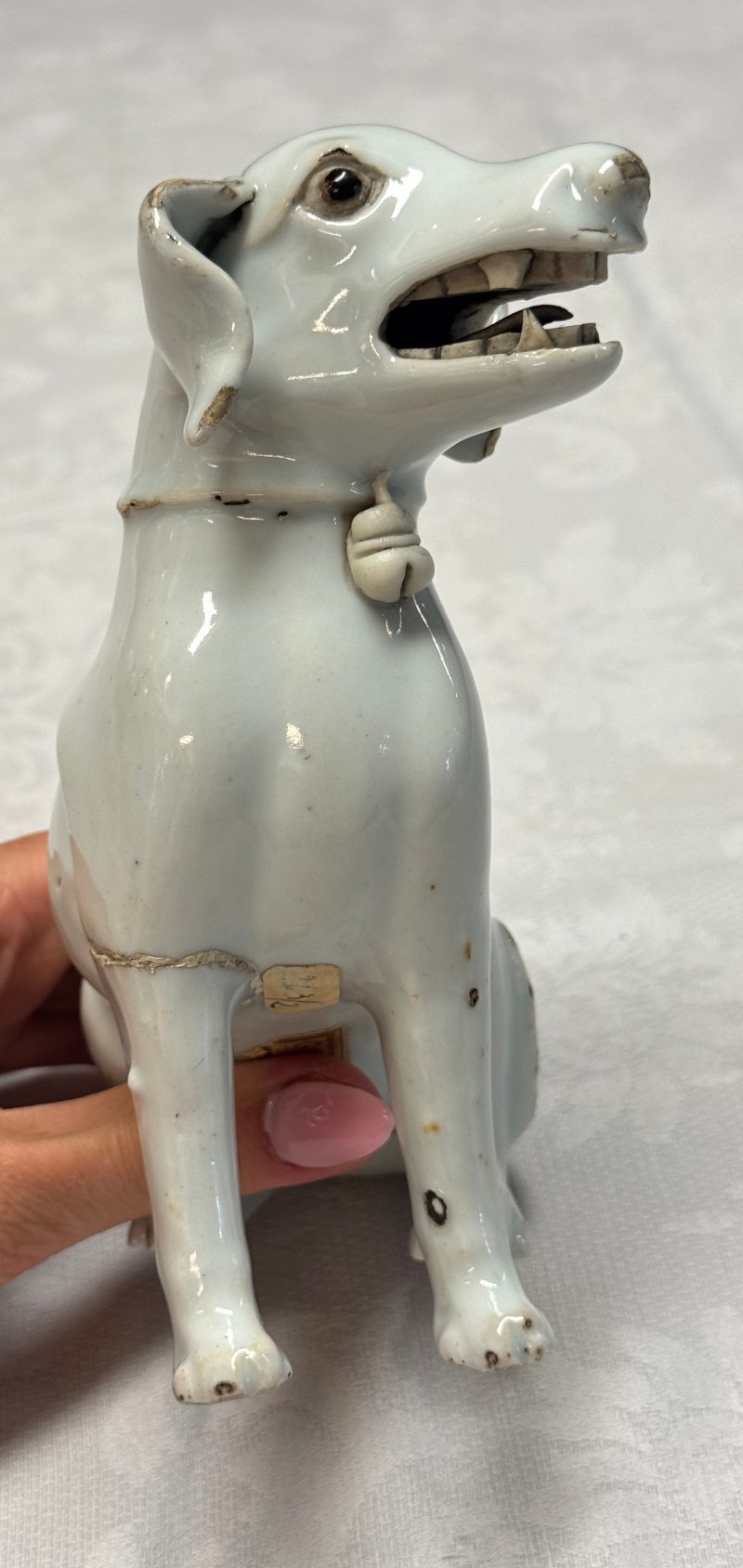 A pair of Chinese export white-glazed and biscuit models of hounds with pups - 图21